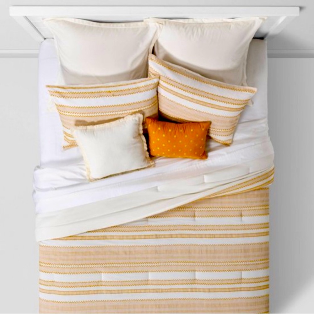 King Comforter set;2 euro sham, 2 shams, 2 accent pillows, comforter & bed skirt